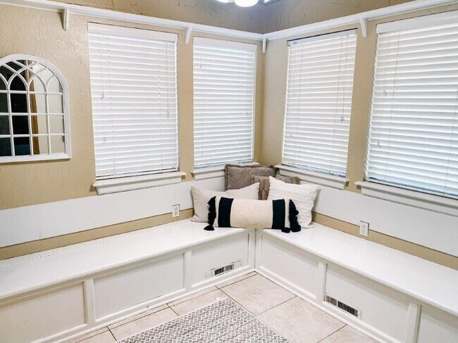 Building Photo - 4 or 5 bedroom and a bonus room with 4 baths for rent in SW OKC (Moore schools)!  Lots of space a...