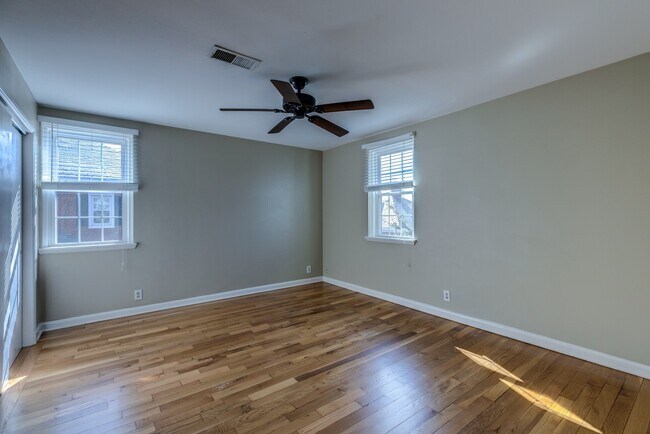 Building Photo - Charming End-Unit Townhouse in Fairlington