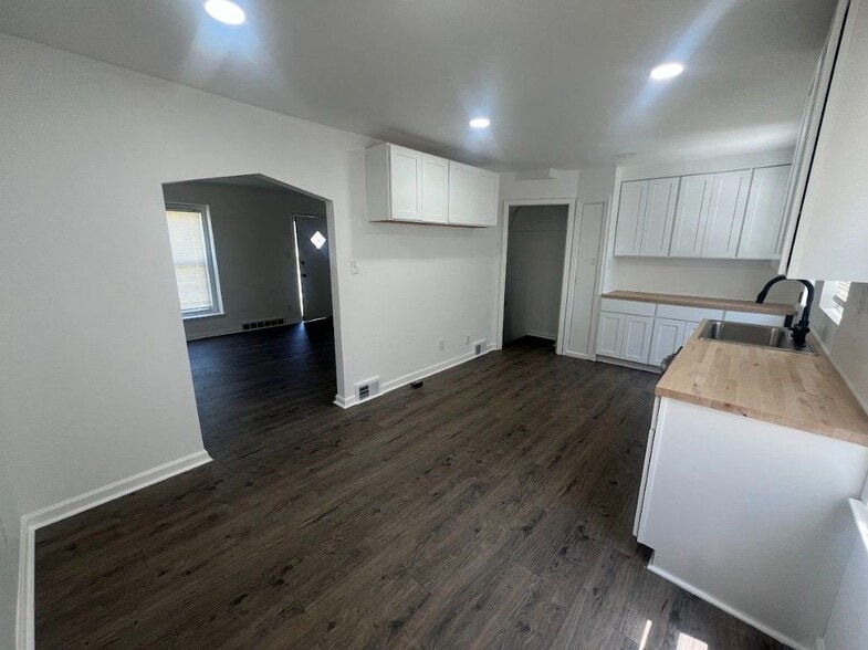 Building Photo - 22144 Moross Rd