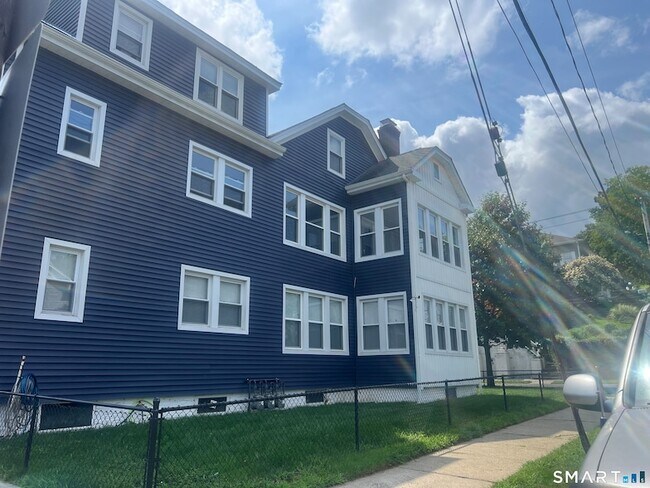 Building Photo - 385 Savin Ave