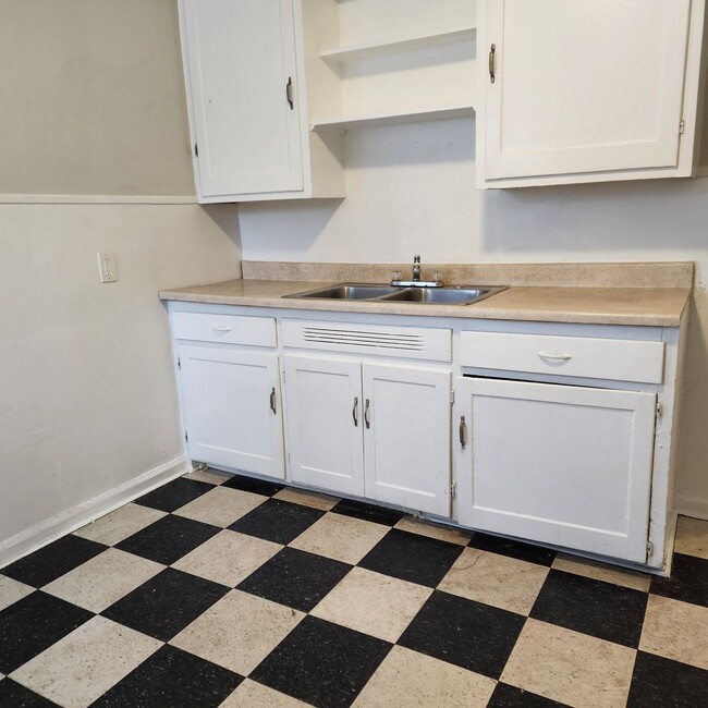 Building Photo - Detroit bungalow, available immediately