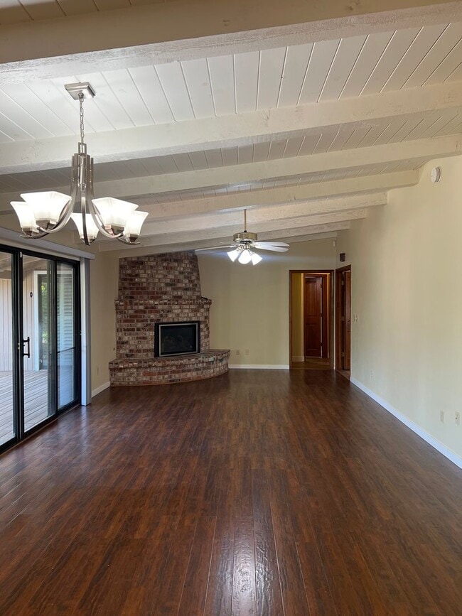 Building Photo - BEAUTIFULLY UPDATED 3 BEDROOM HOME!!