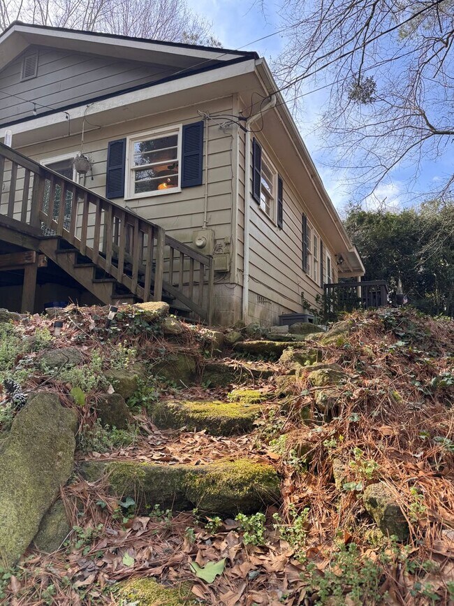 Building Photo - Cozy Two-Bedroom Furnished Bungalow