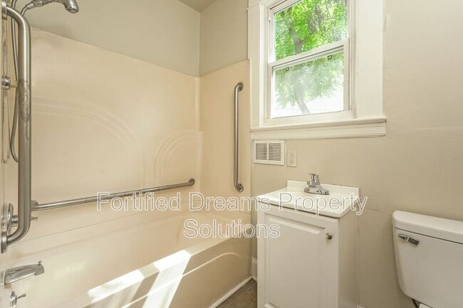 Building Photo - 518 W 20th St