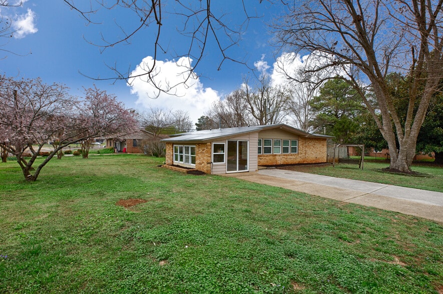 Building Photo - 2814 Holiday Dr SW
