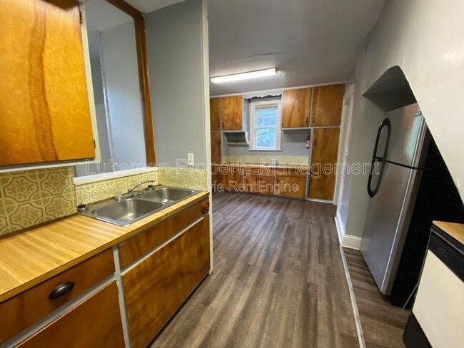 Building Photo - 513 Village St