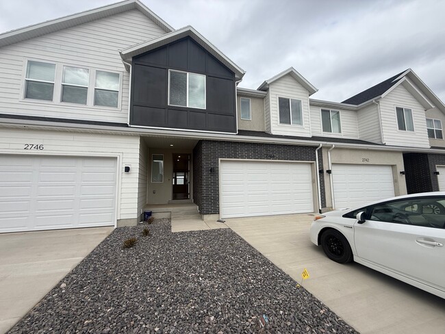 Building Photo - Mapleton TownHome