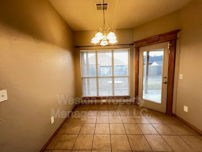 Building Photo - 701 N Ponderosa Way