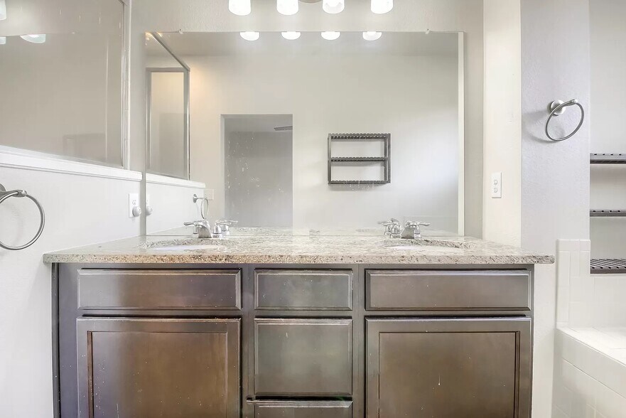 Building Photo - 2061 W 67th Pl