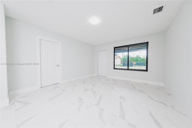 Building Photo - 1011 SW 25th Ave