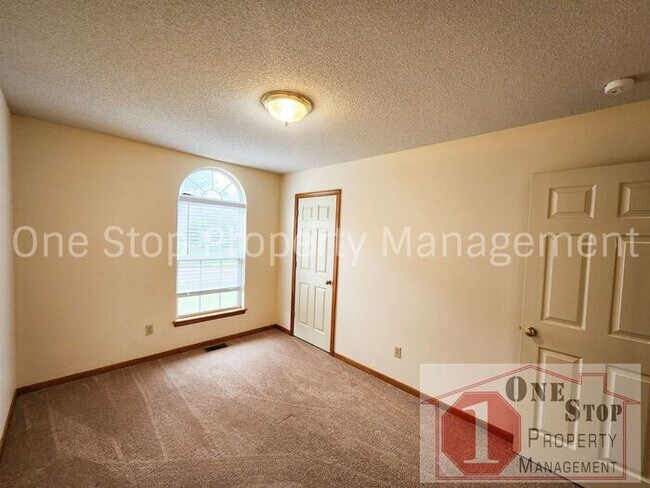 Building Photo - 3 Bedroom, 2 Full Bathrooms and oversized ...
