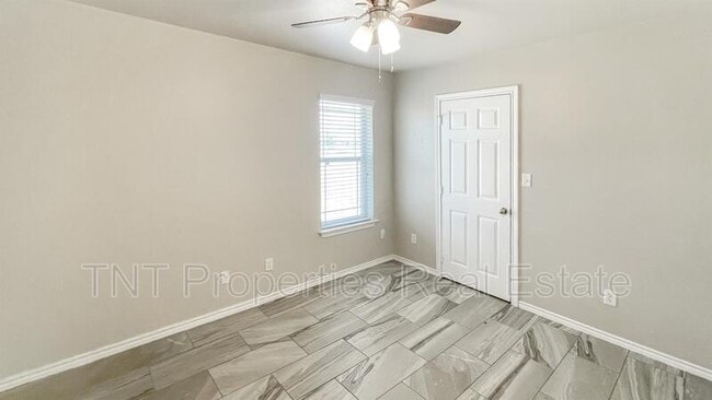 Building Photo - 9869 Risky's Ranch Dr