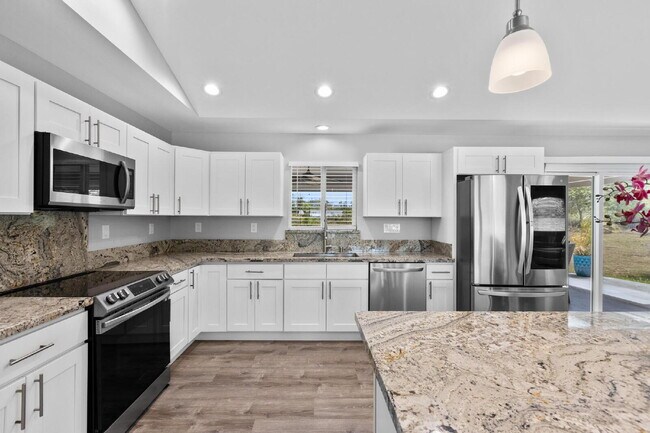 Building Photo - Move-In Ready, 3-Bedroom Fully Furnished Retreat with 3 Bathroom in Keaau Paradise!"