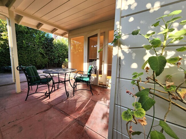 Building Photo - Charming three-bedroom, two-bath home in Midtown Palo Alto.