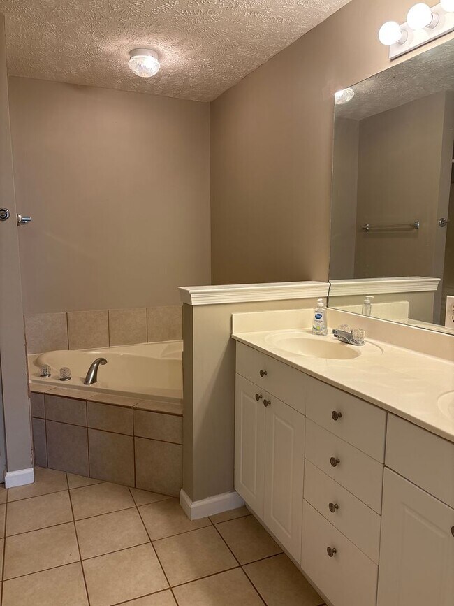 Building Photo - AVAILABLE NOW!