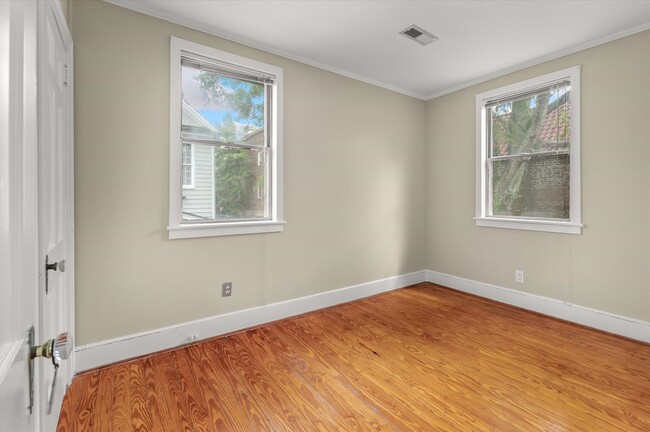 Building Photo - Harleston Village 3 Bed/2.5 Bath Gem Avail...