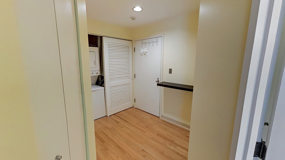 Primary Photo - 103 Gainsborough St