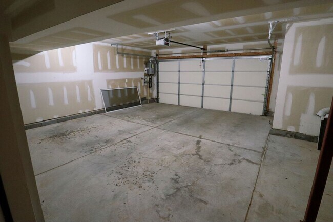 Building Photo - Spacious 4BR Home with Garage Steps from C...
