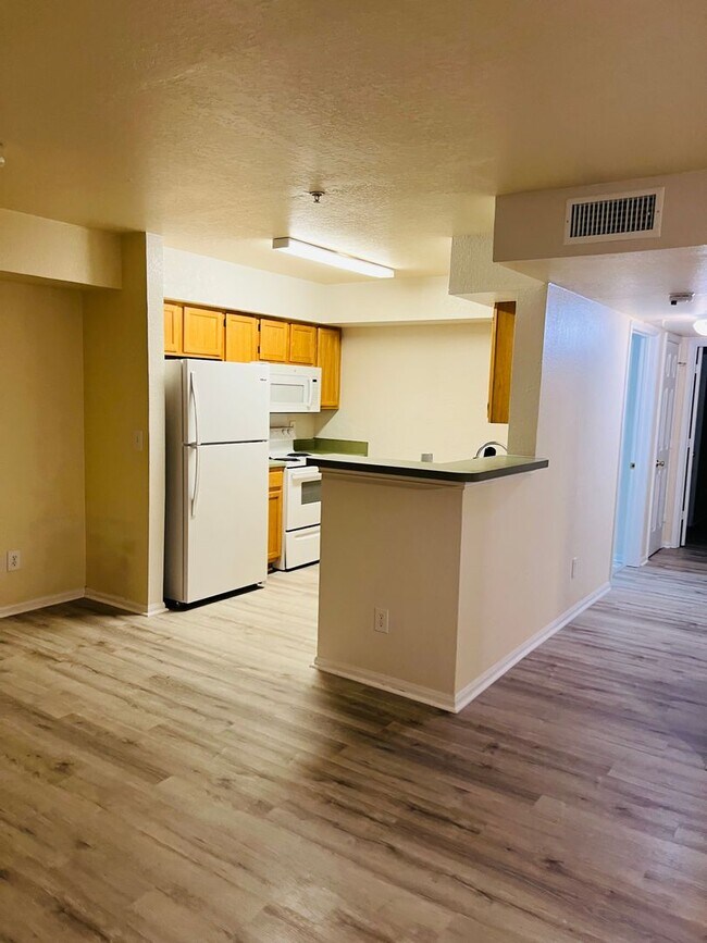 Building Photo - Spacious 2nd Floor 2B/2B Unfurnished Condo...