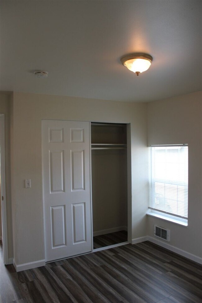 Building Photo - 3 Bedroom, 1.5 Bathroom House! Available now!