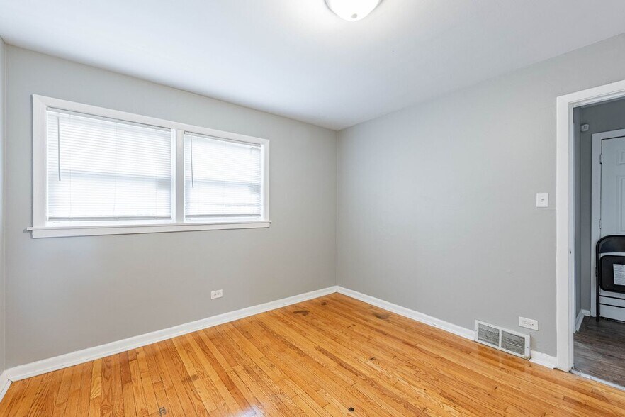 Building Photo - 7637 S Essex Ave