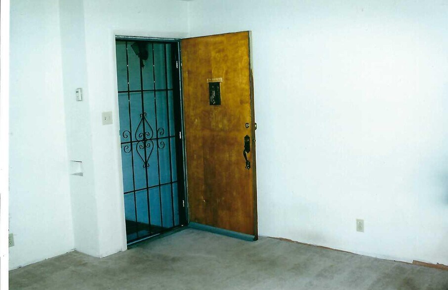 Building Photo - 2800 Roosevelt Ave