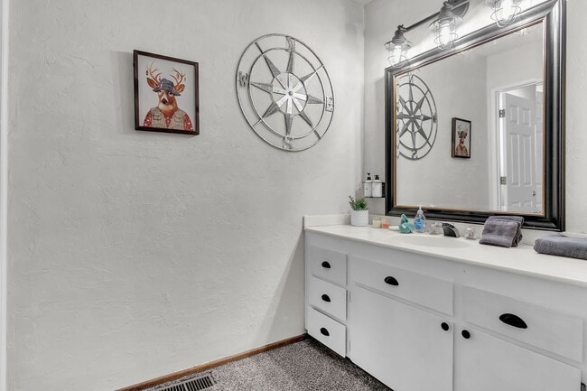 Building Photo - 689 Butte Ave