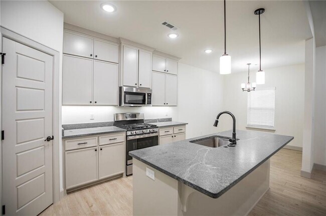 Building Photo - 949 Cook St