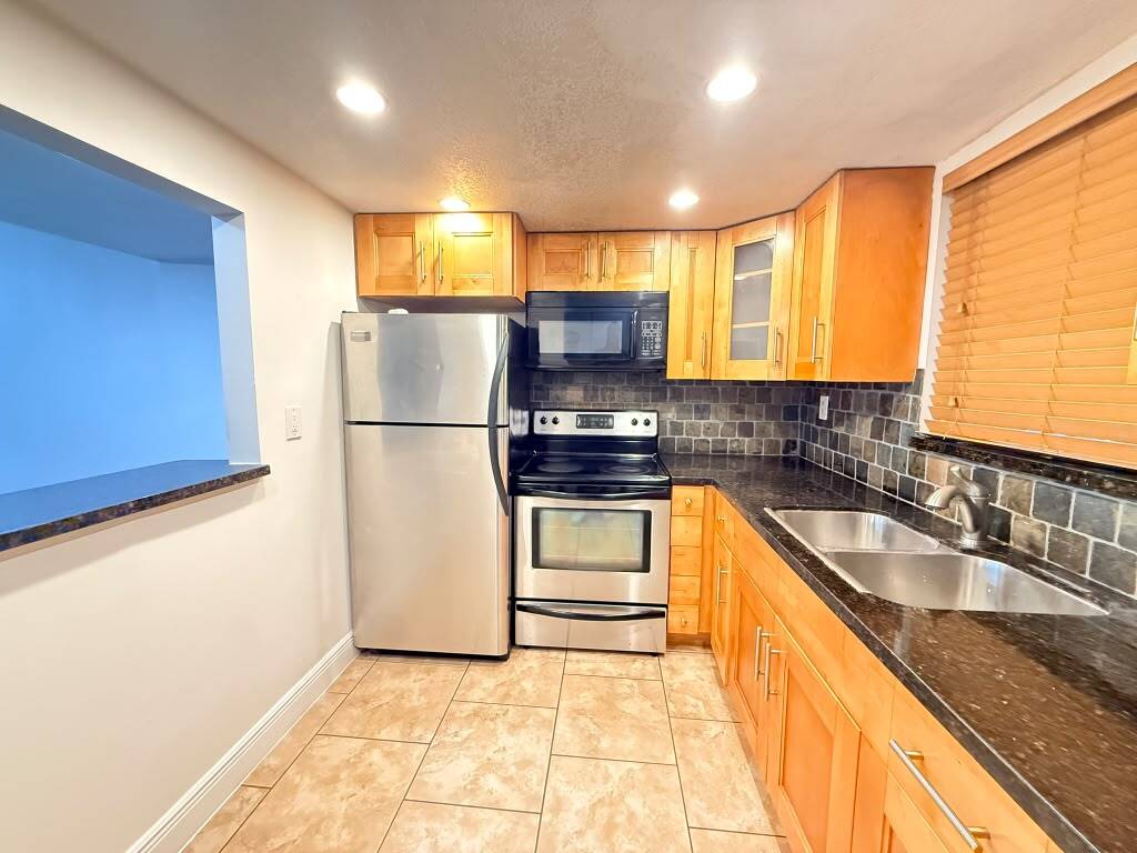 Building Photo - 9355 Fontainebleau Blvd