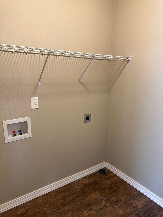 Building Photo - Beautiful Home in Deer Lake Estates