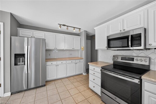 Building Photo - 4018 Berkshire Ct