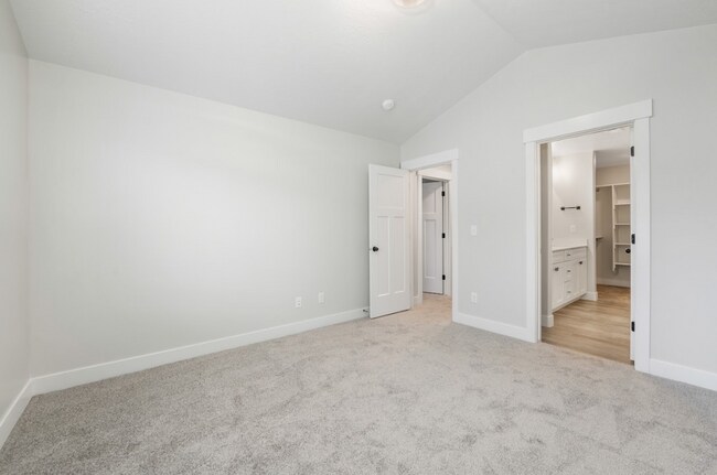 Building Photo - Pet-Friendly End-Unit Townhome in Lehi.