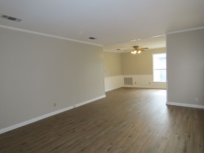 Building Photo - Cozy 2 Bedroom Home