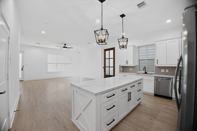 Building Photo - 6425 Highland Pine Ln