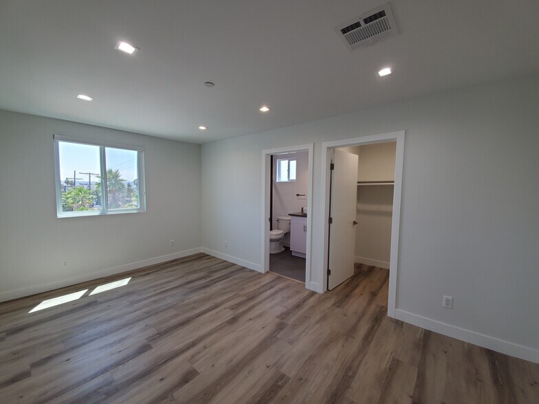 Building Photo - 2337 S Crenshaw Blvd