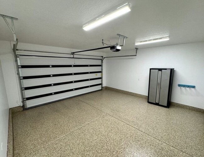 Building Photo - End Unit! 3 Bedroom House for Rent