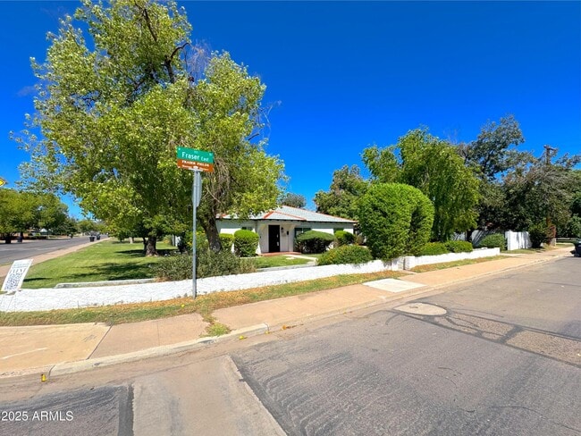 Building Photo - 6 N Fraser Dr E