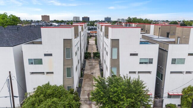 Building Photo - 1159 W 18th St