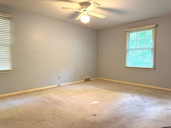 Building Photo - Rare lease opportunity in Leawood + Spacio...