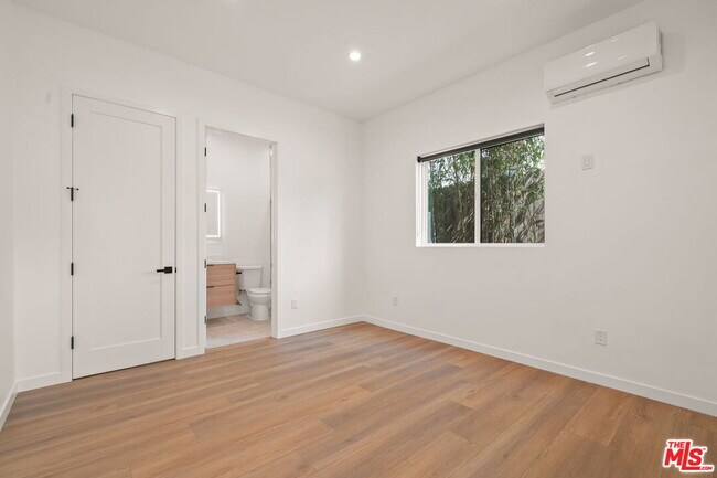 Building Photo - 257 S Park View St