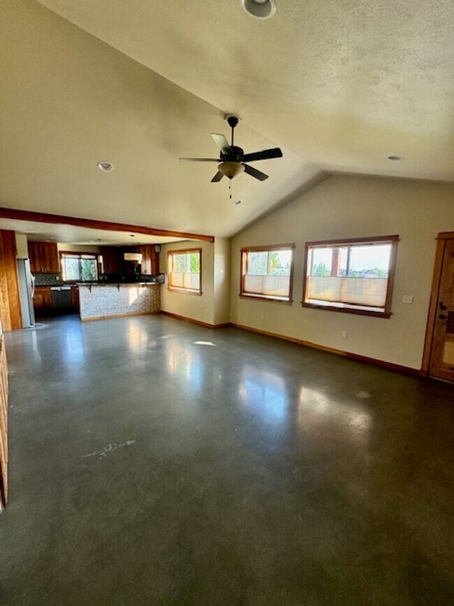 Building Photo - 3-Bedroom, 2-Bathroom Single-Level Home in Bozeman, MT