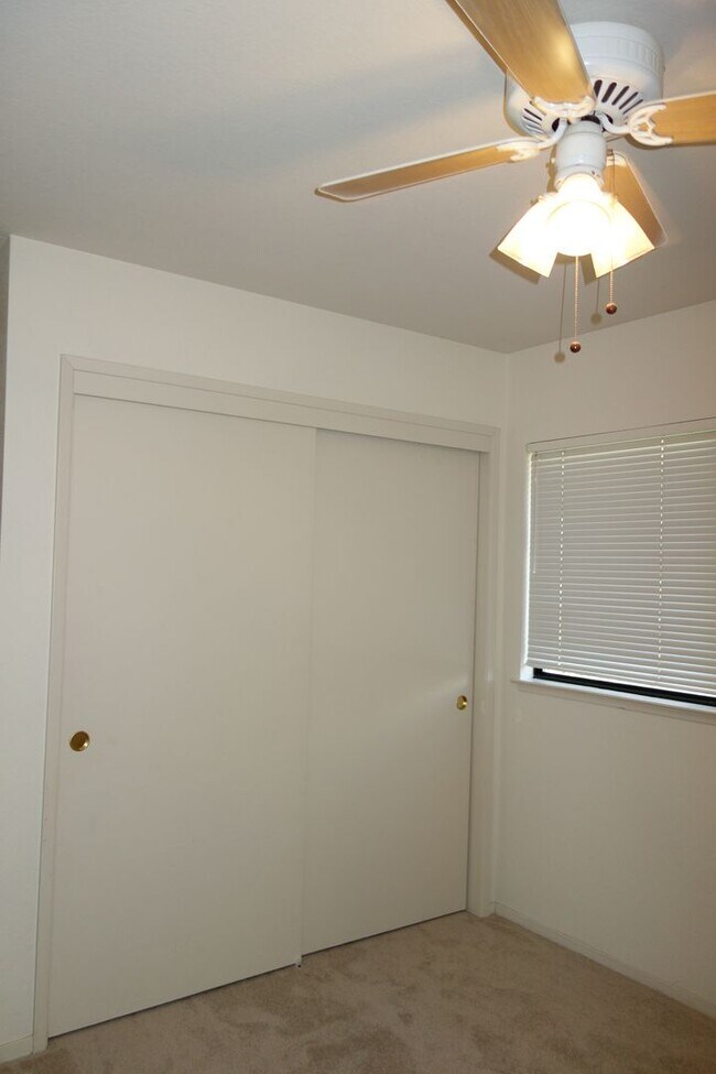 Building Photo - 105 Almond Dr