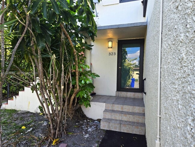 Building Photo - 323 SW 31st Ct