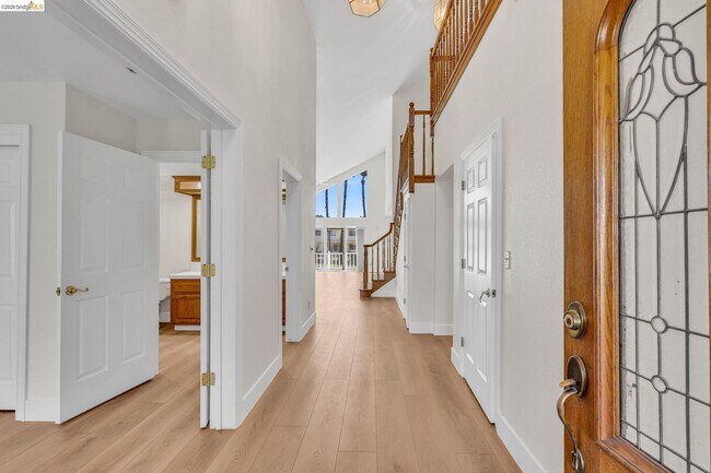 Building Photo - 5650 Edgeview Dr