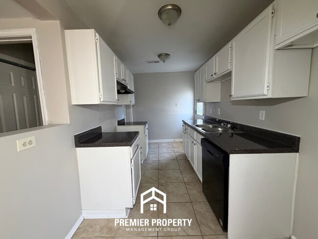 Building Photo - Charming 3BR Home in 38117- Hardwood Floors & Fenced Backyard