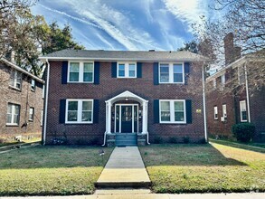 Building Photo - Charming Apartment Downtown Columbia