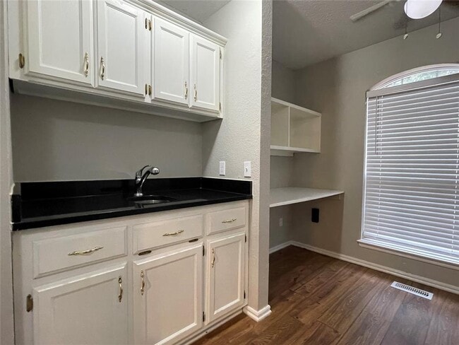 Building Photo - 703 Badger St NE