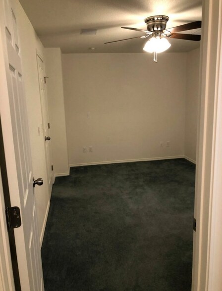 Building Photo - 2325 Royal Palm Dr