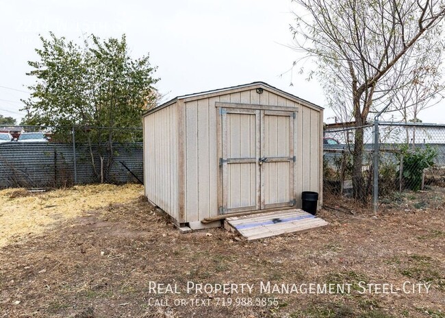 Building Photo - Spacious 5-Bedroom Home with Solar Panels ...