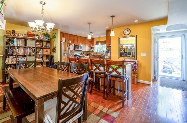 Building Photo - Charming Townhome with Unbeatable Amenities